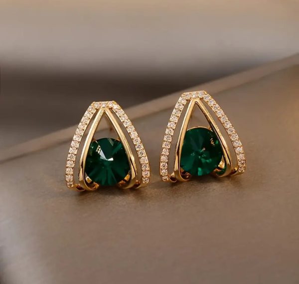 Aretes elegantes de piedra color esmeralda
