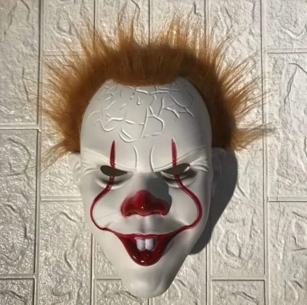 Máscara de It de plástico con pelo